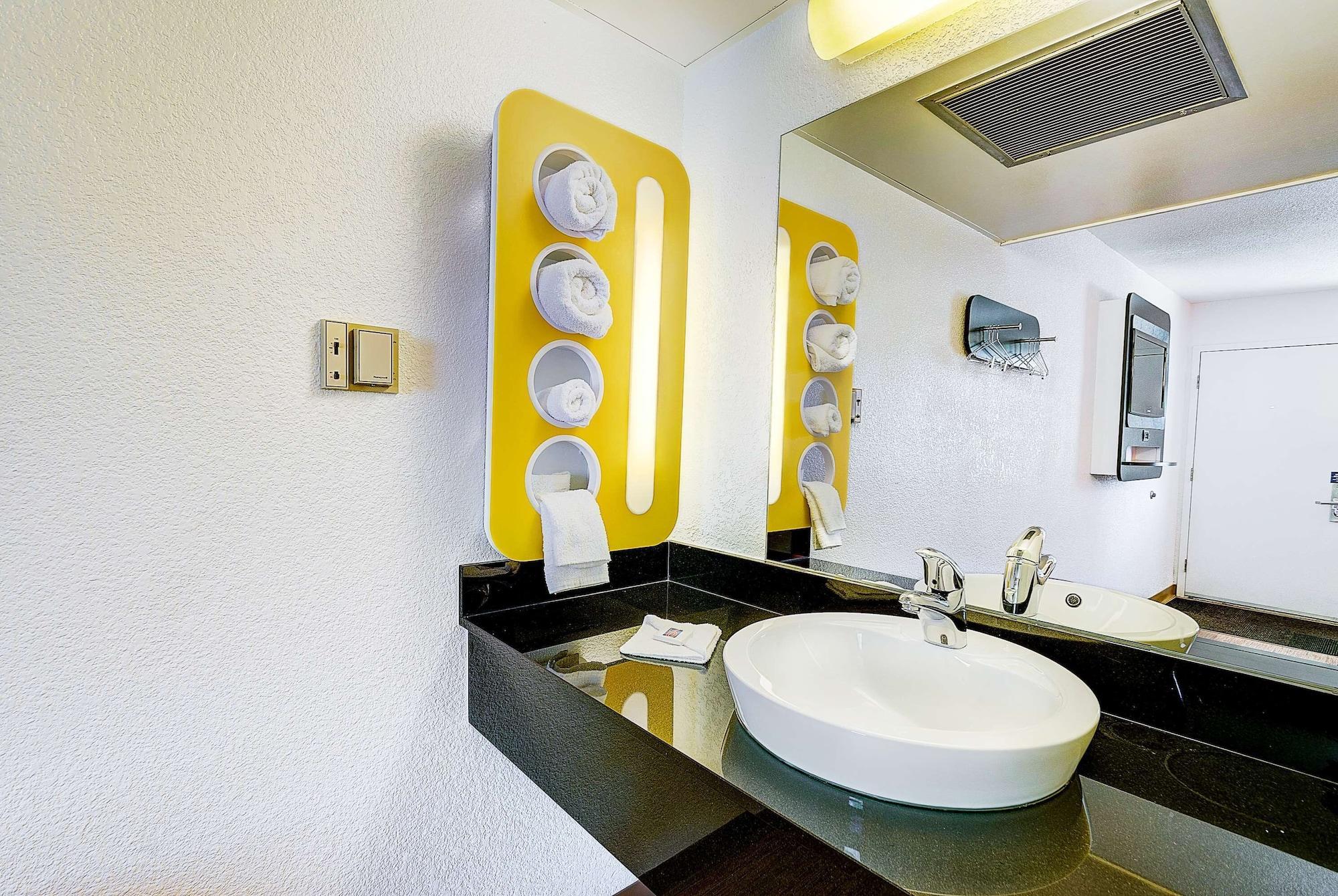 Park Inn By Radisson, Thornton Extérieur photo