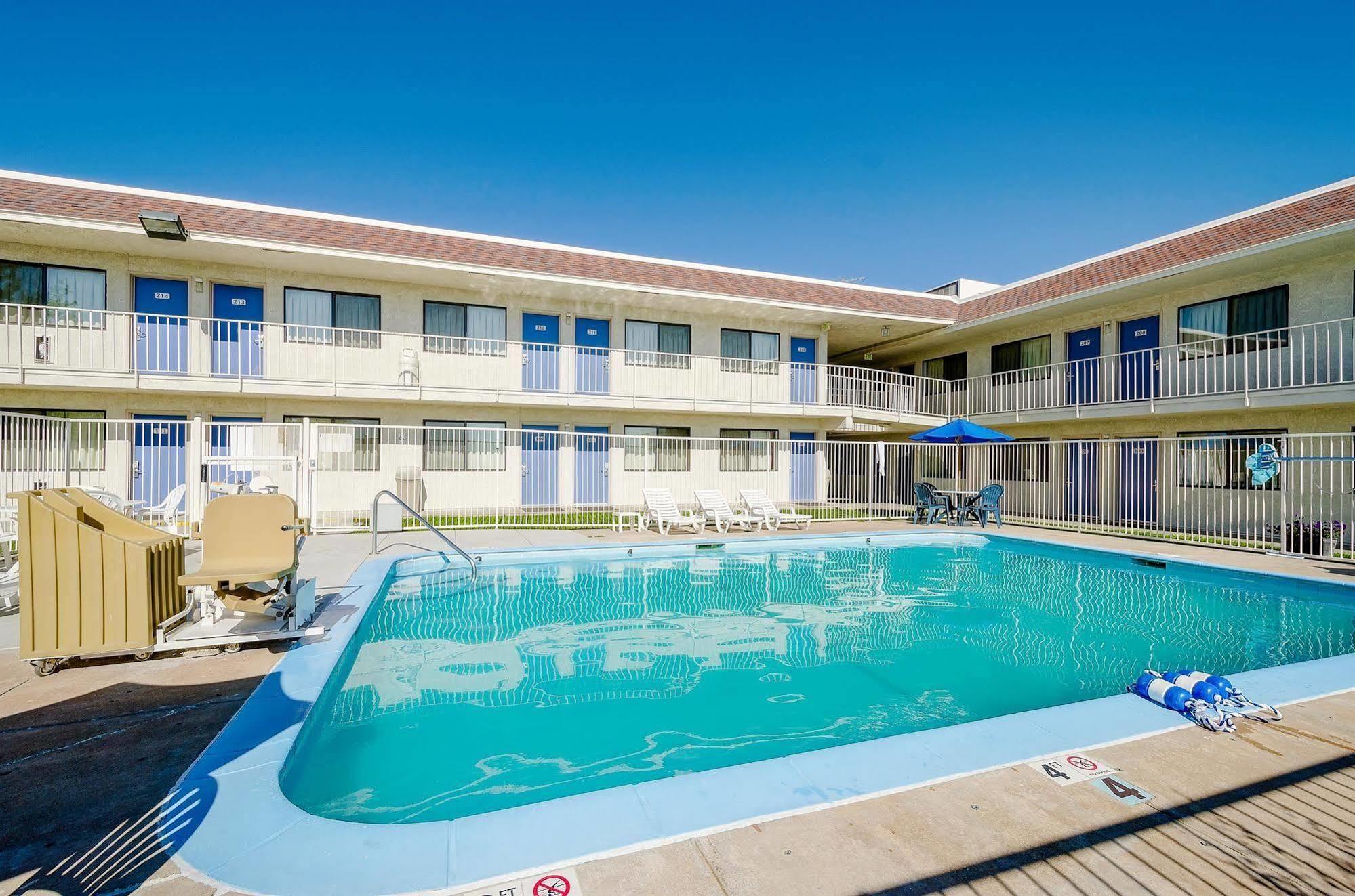 Park Inn By Radisson, Thornton Extérieur photo